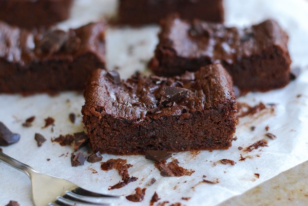 Hälsosam mandelbrownie - Baka Sockerfritt