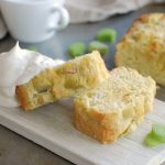 Glutenfri rabarberkaka med smak av mazarin - Baka Sockerfritt