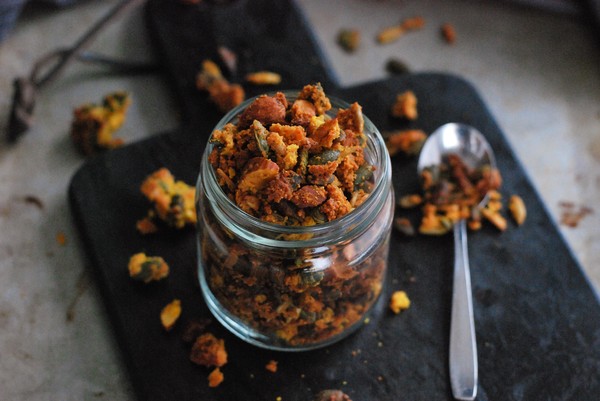 Julig Saffransgranola - Baka Sockerfritt Julig Saffransgranola - Baka Sockerfritt