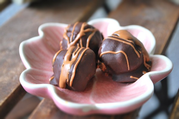 Lyxiga chokladdoppade chokladbollar - Baka Sockerfritt
