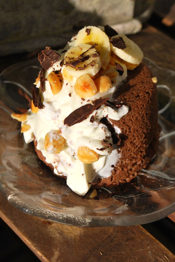 Banan- och chokladmugcake med hasselnöt - Baka Sockerfritt