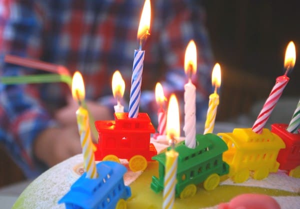 Födelsedagsfirande med kladdkaka, tårta och en dinosauriebebis 17