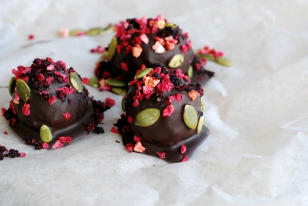 Hälsosamma chokladbollar med bär - Baka Sockerfritt