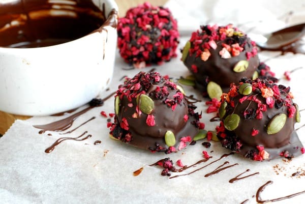 Hälsosamma chokladbollar med bär - Baka Sockerfritt