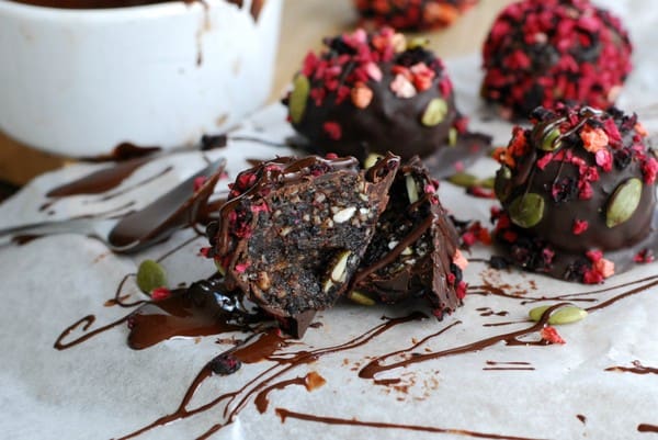 Hälsosamma chokladbollar med bär - Baka Sockerfritt