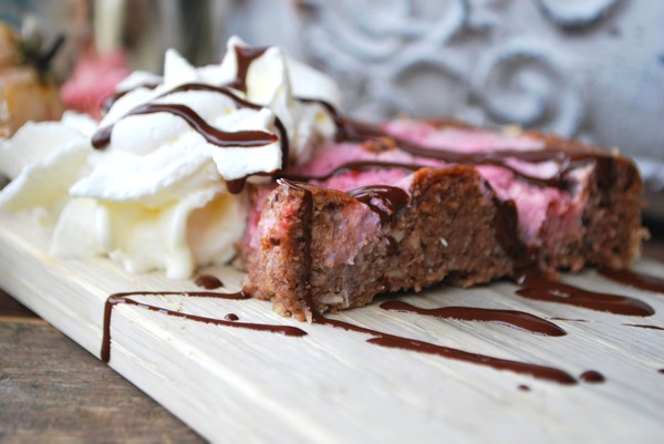 Kladdkaka med jordgubbsfyllning - Baka Sockerfritt