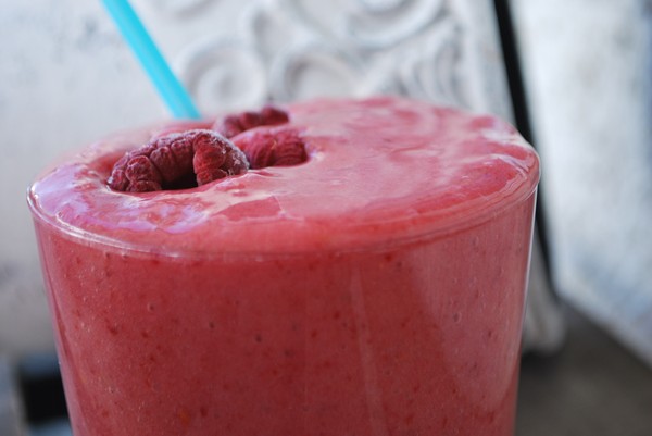 Hallonsmoothie med kokosvatten - Baka Sockerfritt