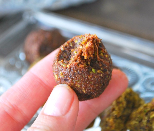 Raw chokladbollar med pistage - Baka Sockerfritt