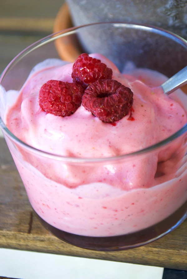 Snabb yoghurtglass med jordgubb - Baka Sockerfritt