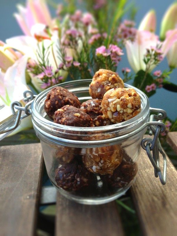 Pistage- och cashewbollar med dadlar - Baka Sockerfritt