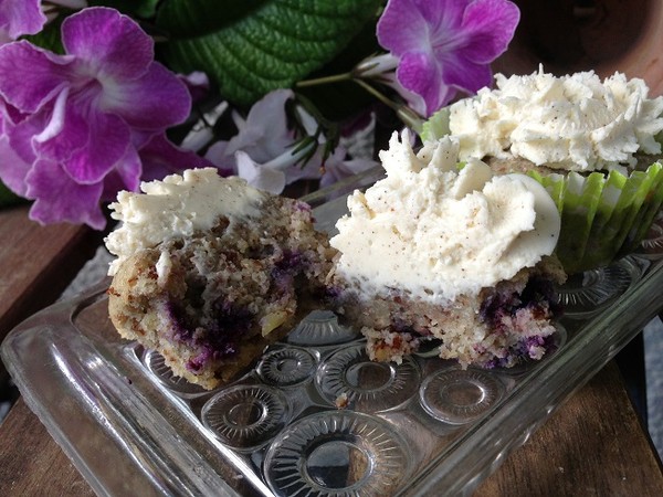 Blåbärsmuffins med mascarponefrosting - Baka Sockerfritt