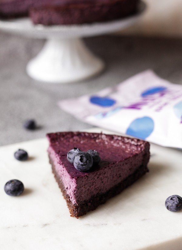 Blåbärscheesecake på chokladbotten - Baka Sockerfritt