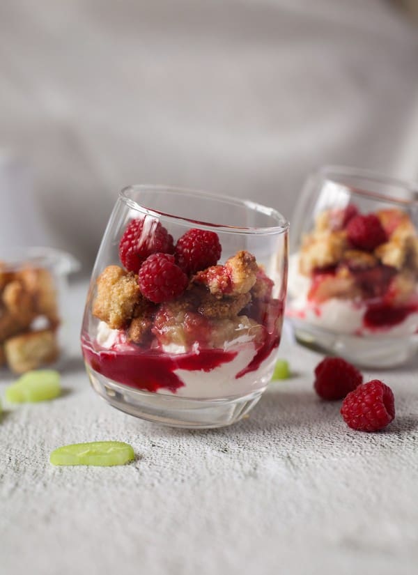 Sommardessert med rabarber och hallonsirap - Baka Sockerfritt