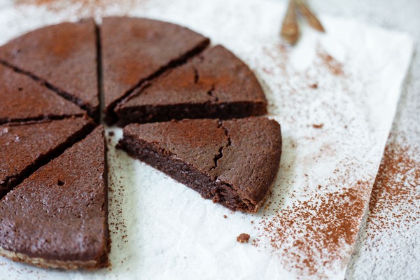 Kladdkaka med brynt smör, utan tillsatt socker - Baka Sockerfritt