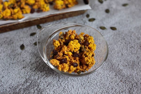 Granola med saffran, utan tillsatt socker - Baka Sockerfritt