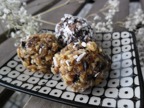 Jordnötsbollar med dadlar - Baka Sockerfritt