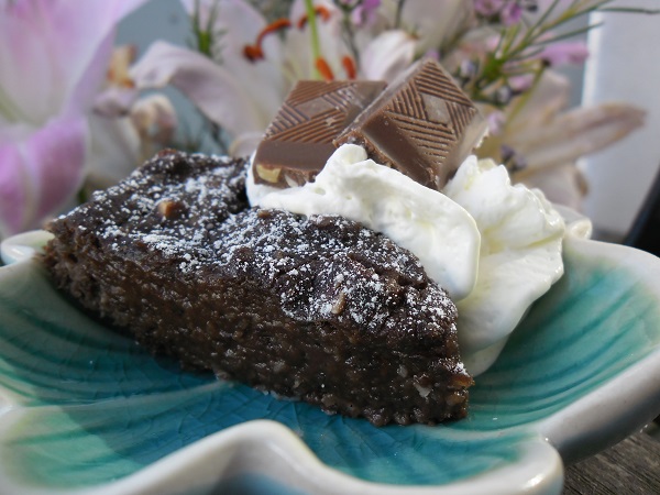 Chocolate bean cake with dates - Baka Sockerfritt