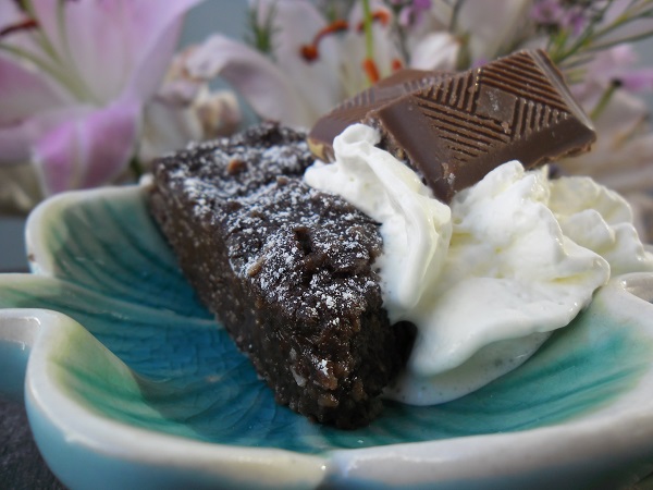 Chocolate bean cake with dates - Baka Sockerfritt