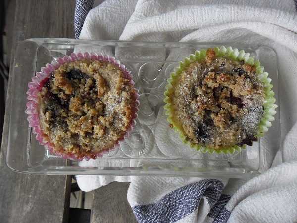 Hallon- och blåbärmuffins med smul - Baka Sockerfritt